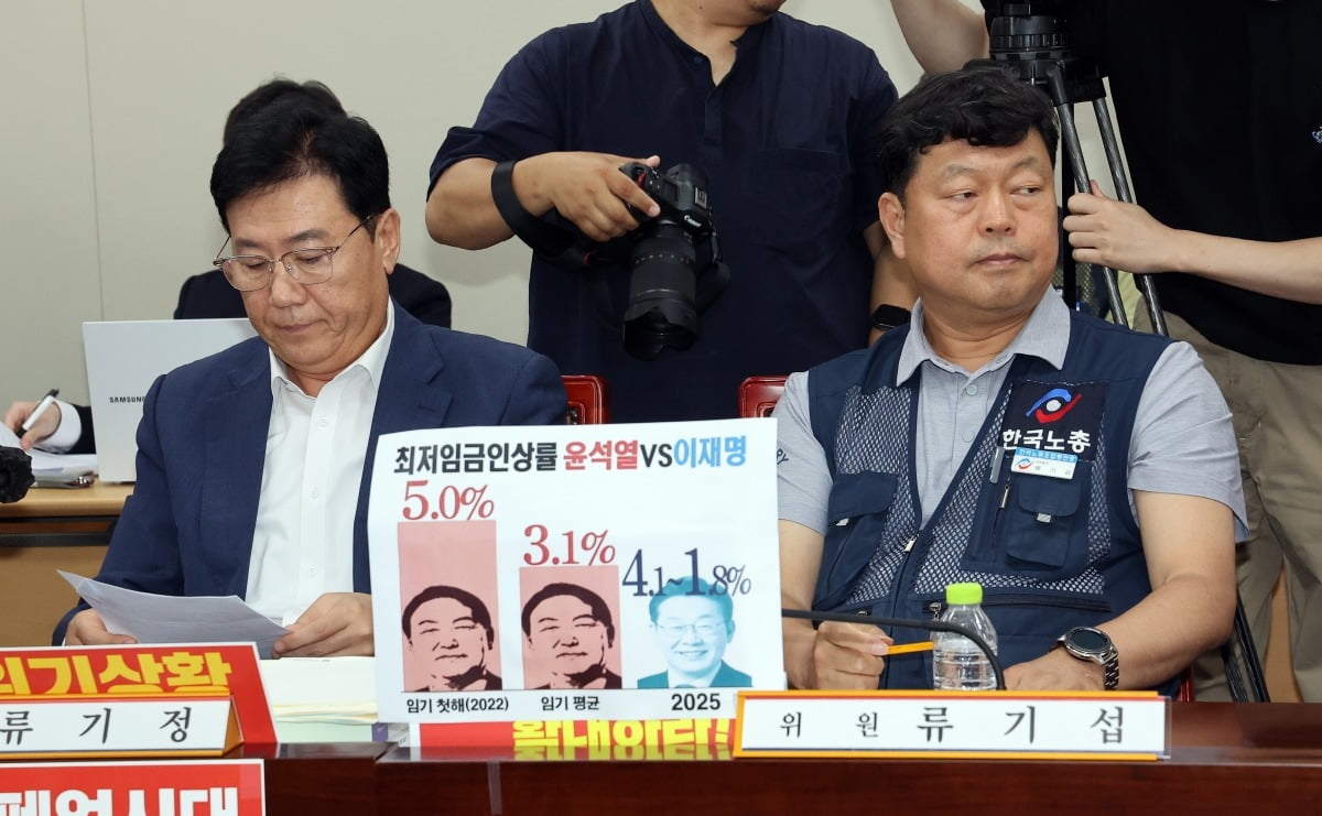 10일 정부세종청사에서 열린 최저임금위원회 제12차 전원회의에 참석한 사용자위원 류기정 한국경영자총협회 전무(왼쪽)와 근로자위원 류기섭 한국노총 사무총장. /사진=연합뉴스