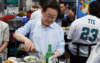 "금요일 저녁 행복하게!"…앞치마 입고 소맥 제조한 李대통령