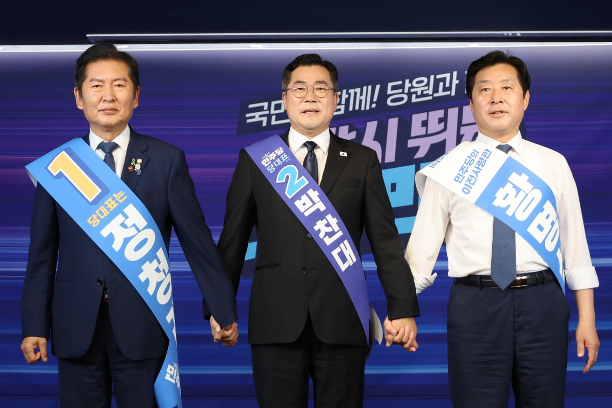 더불어민주당 정청래(왼쪽)·박찬대(가운데) 당대표 후보, 황명선 최고위원 후보(오른쪽)가 20일 서울 여의도 당사에서 열린 8·2 전당대회 순회 경선 영남권 합동연설회에서 손을 잡고 인사하고 있다. 사진=연합뉴스