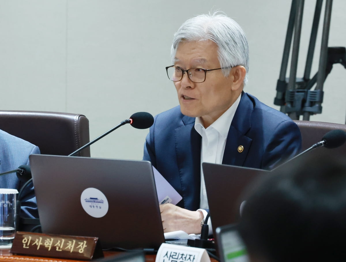 최동석 인사혁신처장이 29일 서울 용산 대통령실 청사에서 이재명 대통령 주재로 열린 국무회의에서 중대재해 근절대책 토론을 하며 발언하고 있다./ 사진=연합뉴스