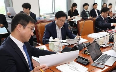 '31.8조 추경안' 국회 예결위서 與 주도 처리…국민의힘은 퇴장