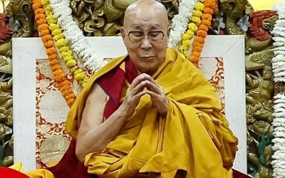 '후계 주목' 달라이라마, 90세 생일에 "130세 넘게 살고싶다"