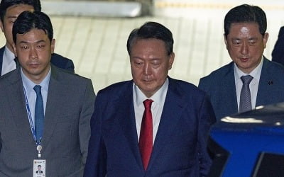 구속에 압수수색·소환, 몰아치는 3대 특검…사면초가 尹부부