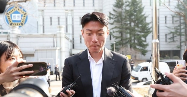 법정을 나서는 황의조