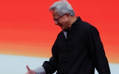 가죽재킷 벗은 '방중' 젠슨 황, 中전통의상 입고 중국어 인사