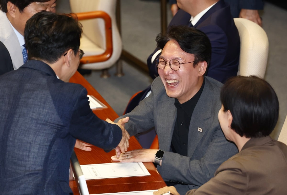 진중권 "배추 팔아 月 450만원 배당? 지나가던 개도 웃을 일"