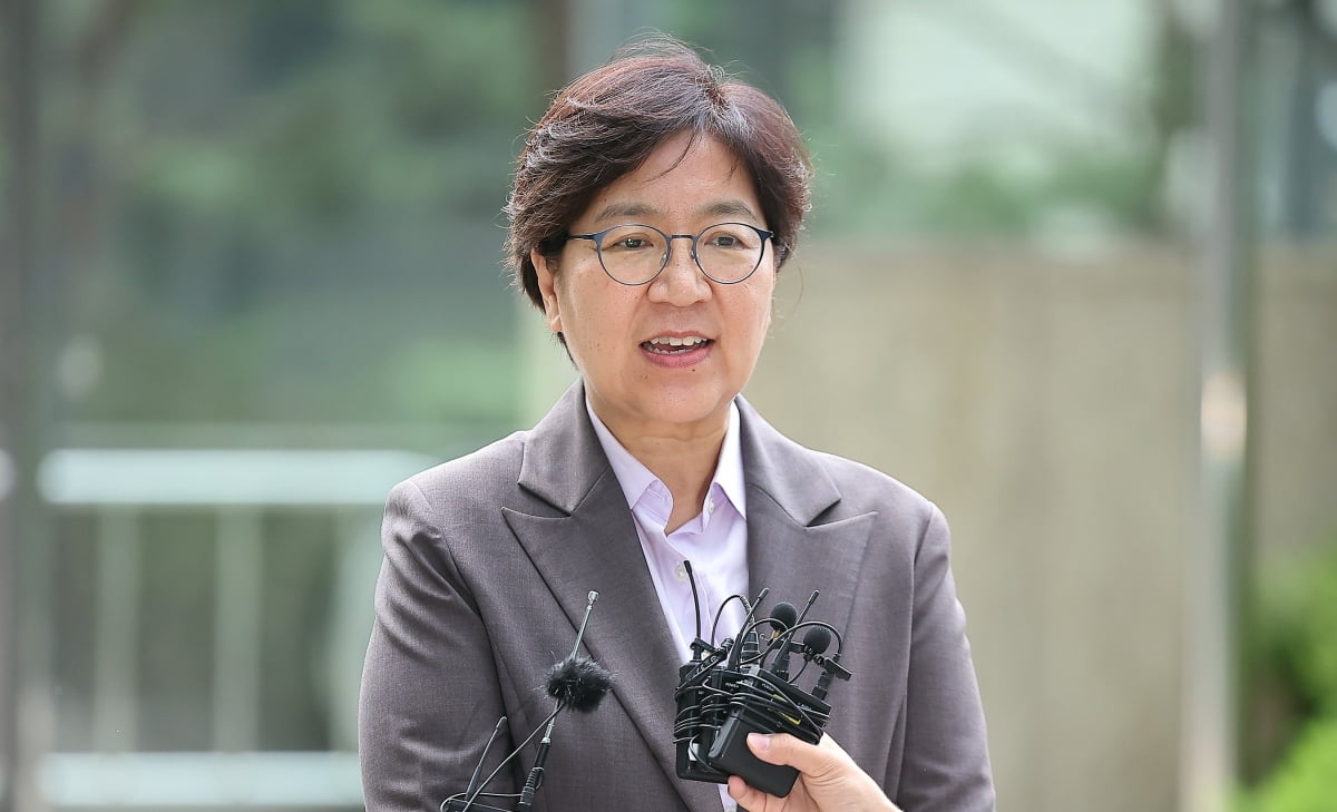정은경 보건복지부 장관 후보자가 30일 오전 서울 중구 소월로 T타워에 마련된 인사청문회 준비 사무실로 출근하며 취재진의 질문에 답변하고 있다. 사진=뉴스1