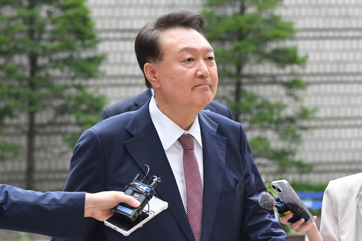 尹 측 "계엄 사건 이첩 무효" 주장…특검 "납득 안 돼" 맞불