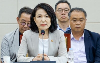 [속보] 대통령실 "이진숙 방통위원장, 공무원 중립의무 거듭 위반"
