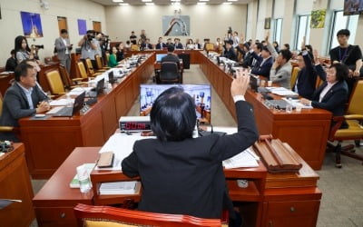 [속보] '공영방송 이사 늘리기' 방송3법, 국회 과방위 통과