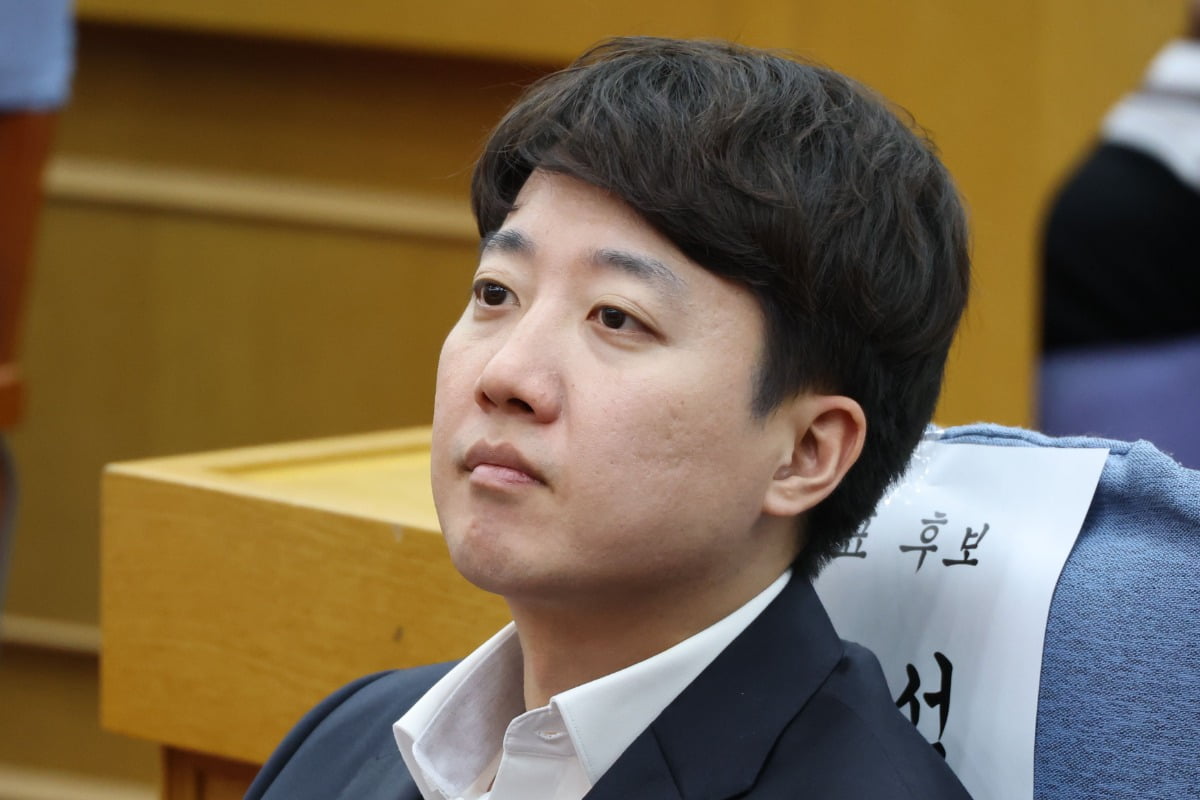 당 대표 출마 이준석 "정치인, 신뢰받는 직업으로 만들겠다"