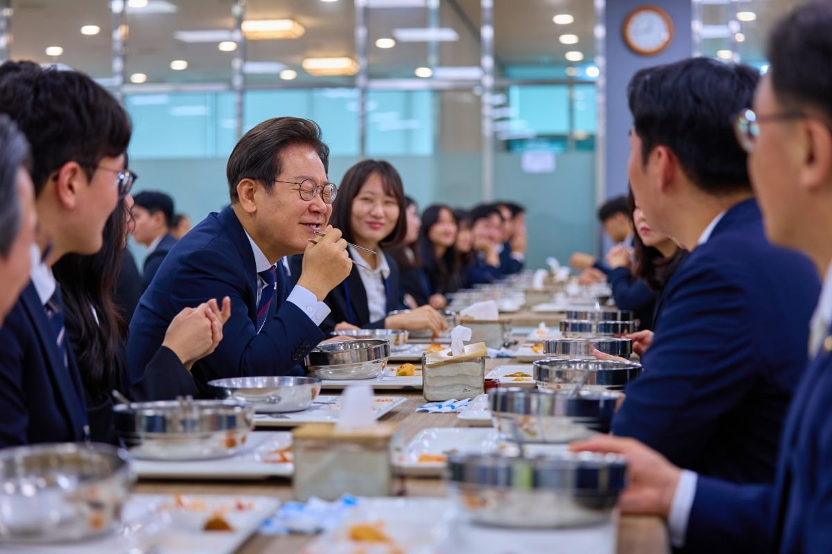 이재명 대통령이 지난 14일 충북 진천 국가공무원인재개발원에서 5급 신임관리자 과정 교육생들과 오찬을 하고 있다. [이재명 대통령 SNS사진]