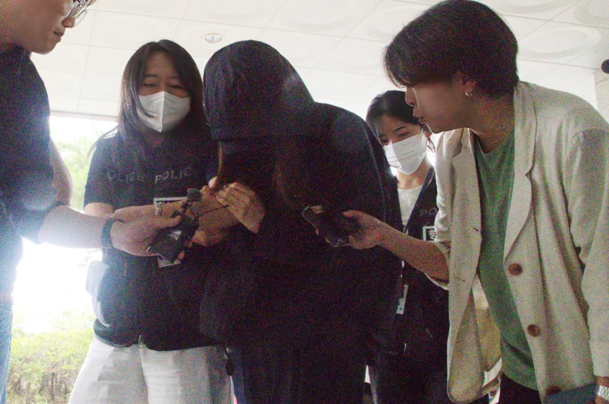  시험지를 빼돌리기 위해 고교에 무단 침입한 혐의를 받는 학부모가 15일 오후 구속영장 심사를 받기 위해 대구지방법원 안동지원에 출석하고 있다. /사진=뉴스1