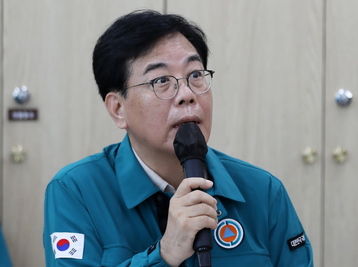 송언석 국민의힘 비상대책위원장 겸 원내대표가 20일 경남 산청군 산청읍사무소 종합상황실을 찾아 폭우와 산사태 등 피해 상황을 점검하고 있다. 사진=뉴스1