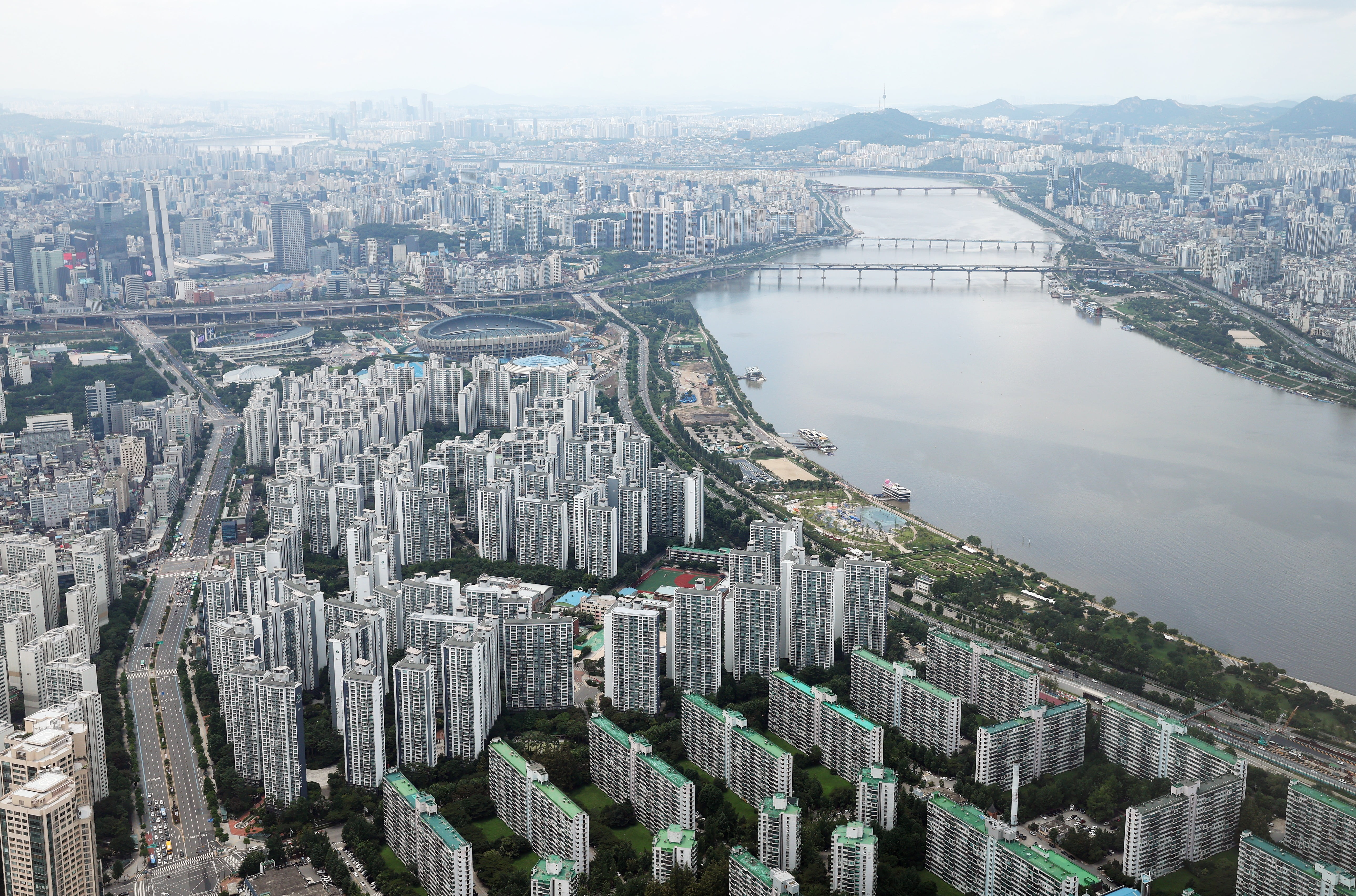  서울 송파구 롯데월드타워 전망대 서울스카이에서 바라본 아파트 단지들. 사진=뉴스1