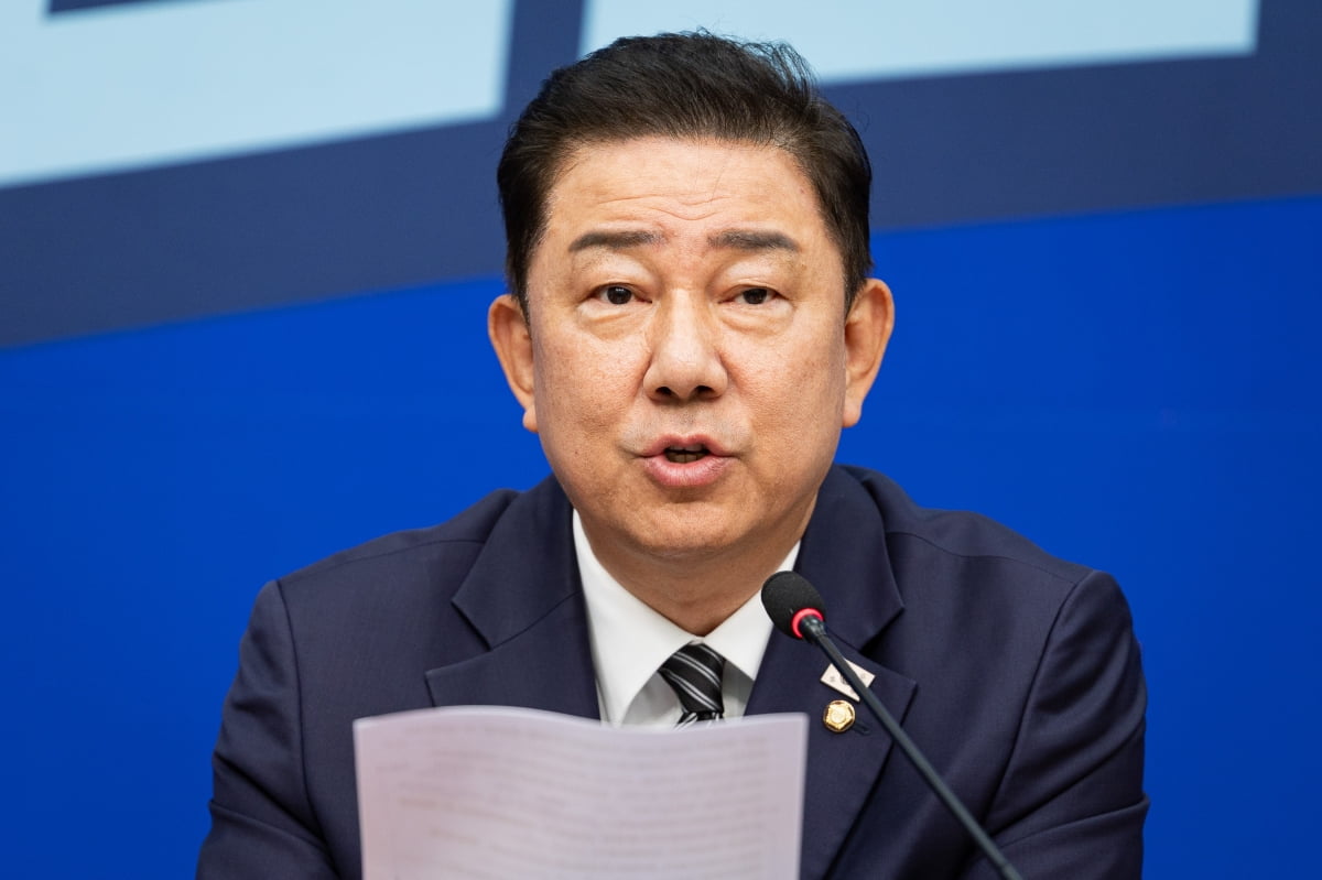 김병기 더불어민주당 당대표 직무대행 겸 원내대표가 25일 서울 여의도 국회에서 열린 최고위원회의에서 모두 발언을 하고 있다./ 사진=뉴스1