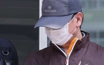 모습 드러낸 '아들 총기 살해범'…후회나 반성도 안 해