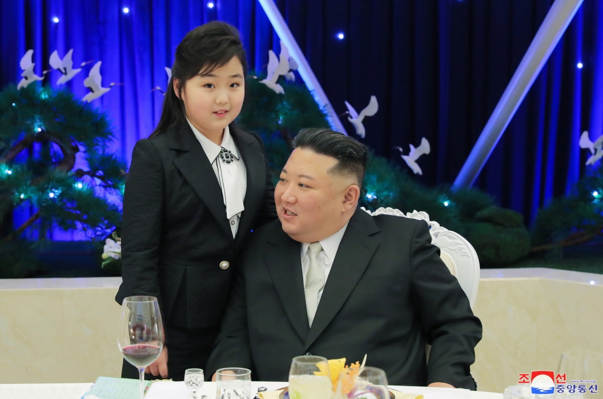 북한 김정은 국무위원장이 딸 김주애와 함께 건군절 75주년 기념연회에 참석했다고 조선중앙통신이 2023년 2월 8일 보도했다. /사진=연합뉴스
