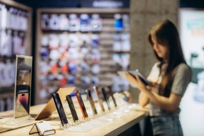 스마트폰 매출 '역대 최대'…2분기에만 139조원 '잭팟'