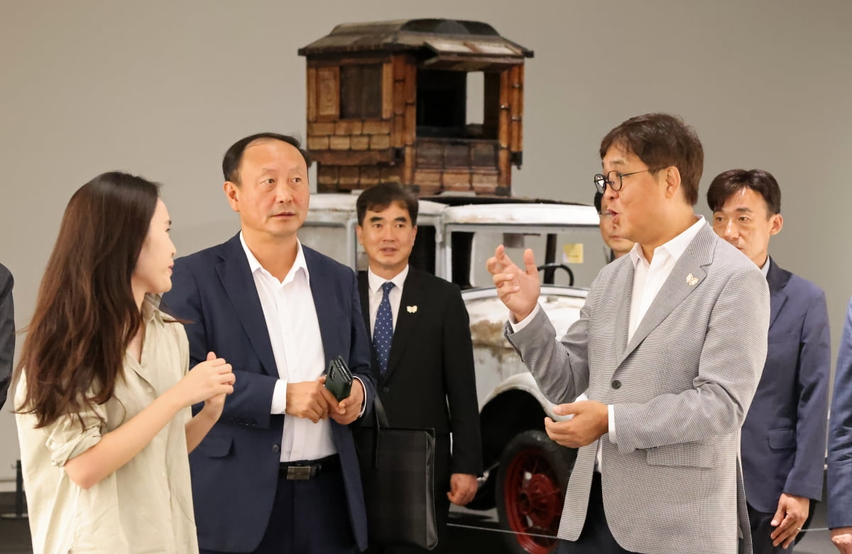 최휘영 문화체육관광부 장관이 1일 취임 후 첫 일정으로 아시아태평양경제협력체(APEC) 정상회의’ 개최지인 경주를 찾아 우양미술관을 살펴보고 있다. 사진=문화체육관광부