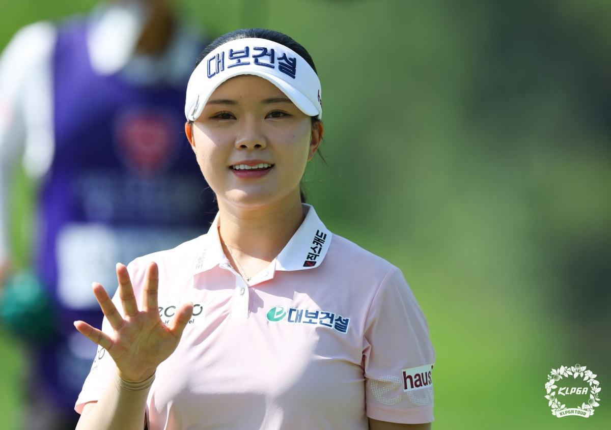 서어진이 1일 강원 원주 오로라 골프&리조트에서 열린 한국여자프로골프(KLPGA)투어 오로라월드 레이디스 챔피언십 2라운드 14번홀에서 버디로 홀아웃한 뒤 환하게 웃으며 손을 흔들고 있다. KLPGA 제공