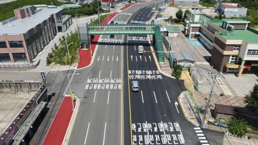 오는 5일 오전 9시 경기 안성 공도읍 만정리~대덕면 신령리를 잇는 3.7km 길이의 경기 안성 국도 38호선 구간이 개통한다. 총사업비 755억원을 들여 6차로로 확장되는 등의 공사가 진행됐다. 국토부 제공