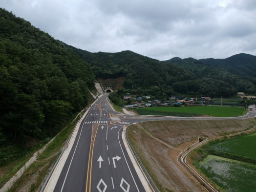 오는 30일 오전 10시 전북 진안 동향면 대량리~무주 안성면 장기리를 잇는 9.8km 길이의 전북 진안-무주 국지도 49호선 구간이 개통한다. 약 641억원을 투입해 영농 진입로를 정비하고 산악지 급커브 험로를 개선하는 공사 등이 진행됐다. 국토부 제공