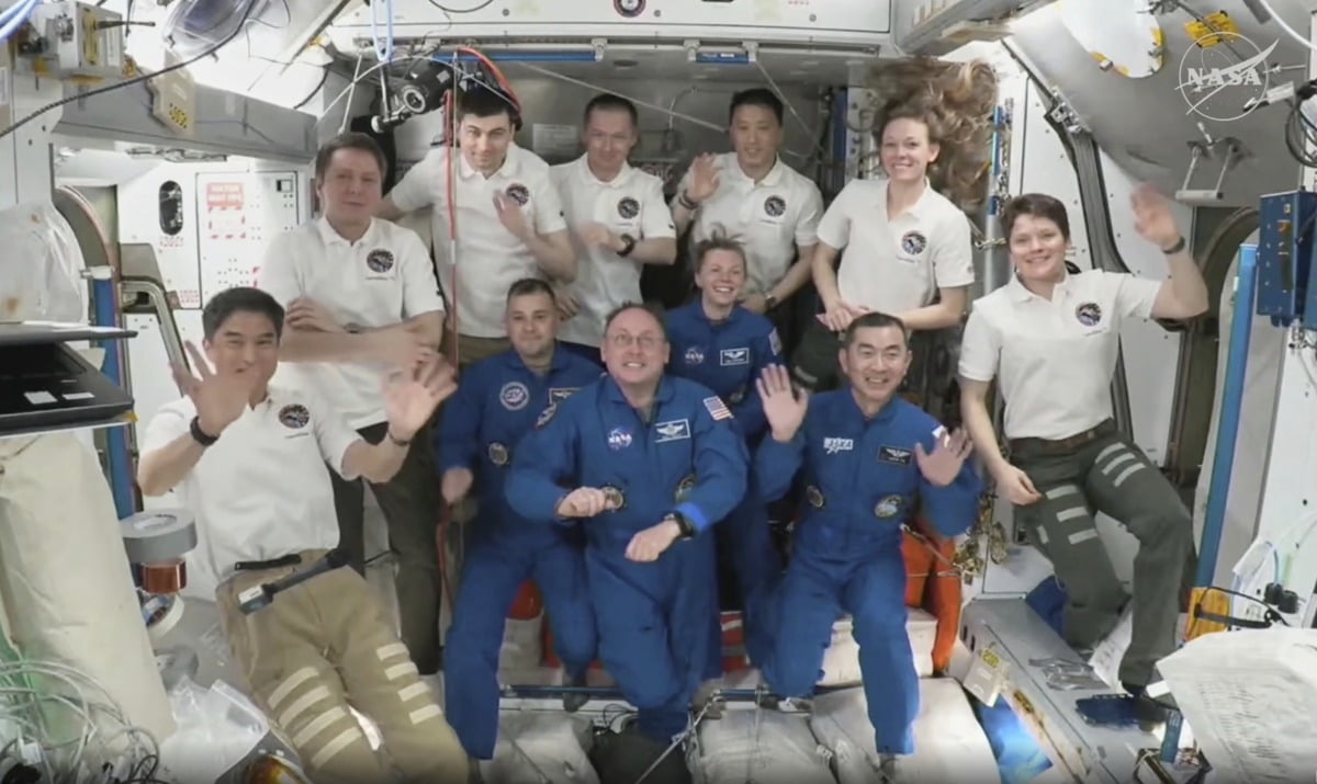  국제우주정거장(ISS)에 도착한 미국, 일본, 러시아 우주비행사들(앞줄 가운데 파란 옷 4명)이 환영식에서 포즈를 취하고 있다. / 사진=NASA, 스페이스X