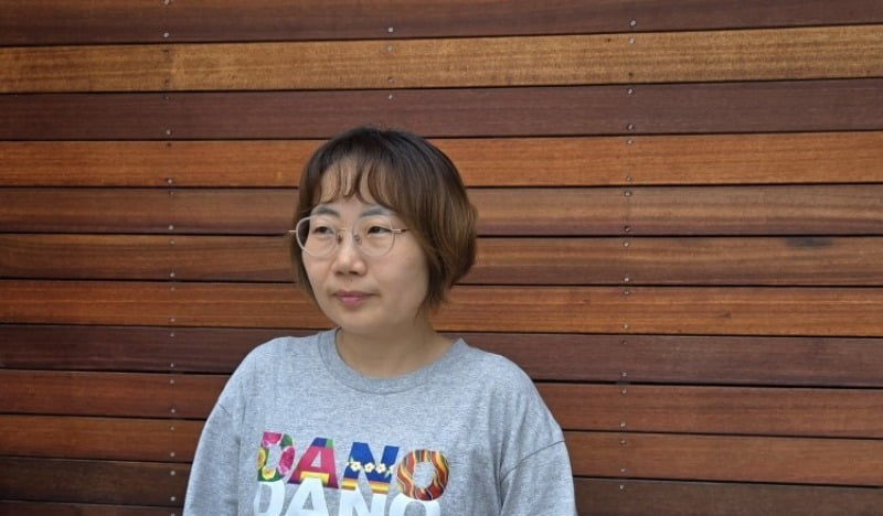 소설 <세 개의 푸른 돌>을 출간한 소설가 은모든.