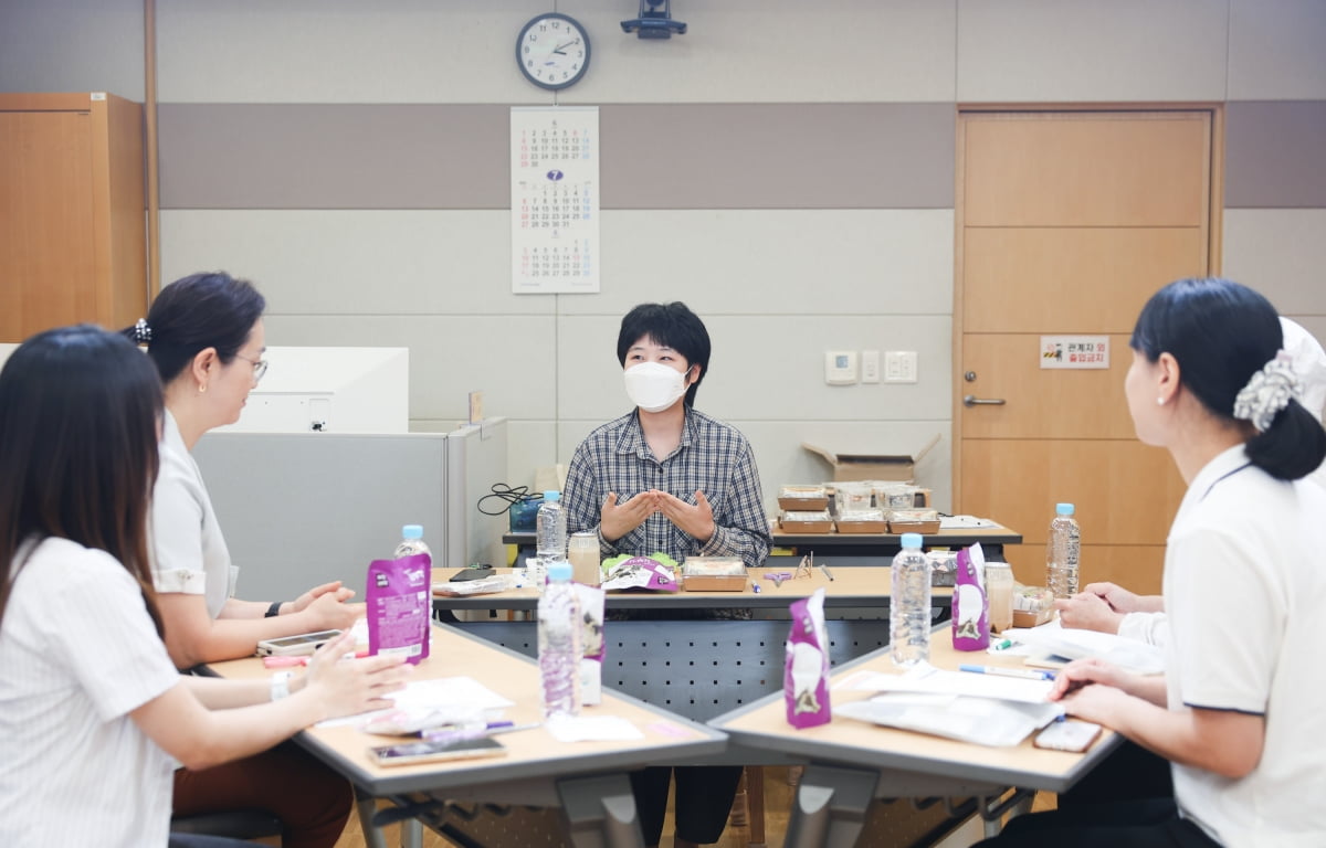 8월 1일 이정현 작가(사진 가운데)가 프로그램 1기 참여자들과 암 치료 경험을 나누는 모습. /사진=삼성서울병원 제공