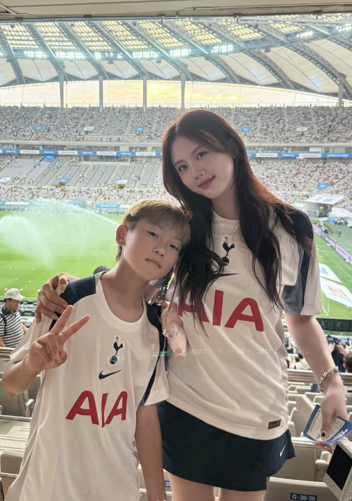 이동국 딸 재시, 대박이와 함께 손흥민 고별전 관람