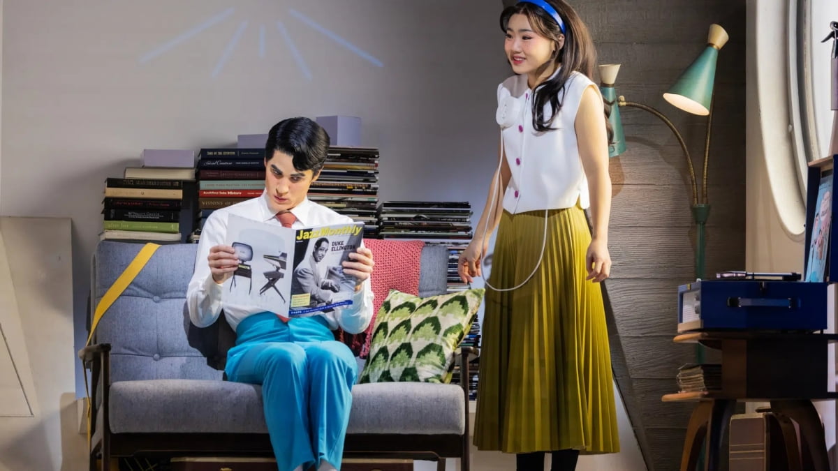브로드웨이에서 공연 중인 뮤지컬 '어쩌면 해피엔딩'의 올리버 역 대런 크리스(왼쪽)와 클레어 역의 헬렌 제이 쉔./ⓒEvan Zimmerman