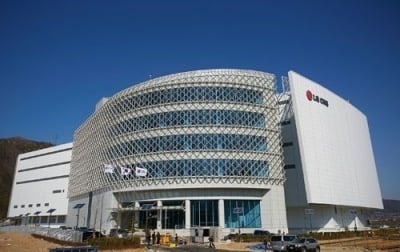 [단독]맥쿼리PE, LG CNS 지분 3480억 블록딜…할인율 8.4%