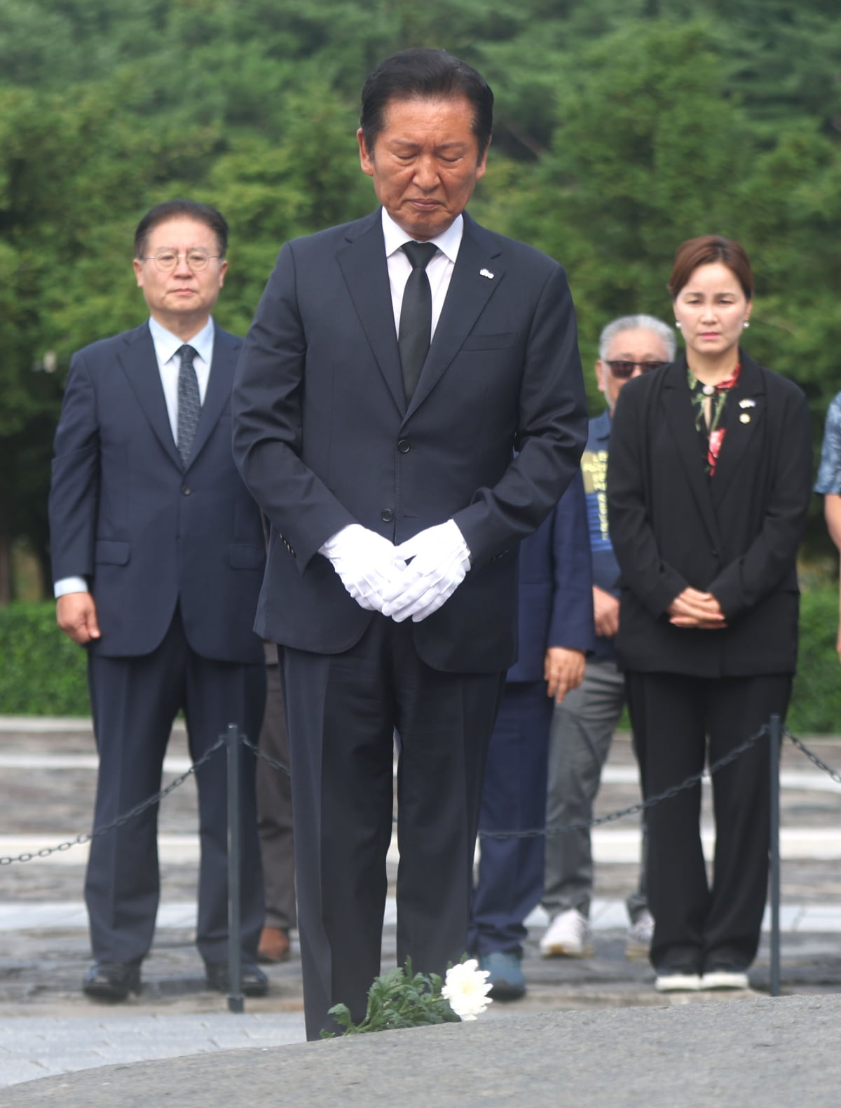 정청래 더불어민주당 대표가 7일 경남 김해 봉하마을의 노무현 전 대통령 묘역에서 참배하고 있다. /사진=연합뉴스