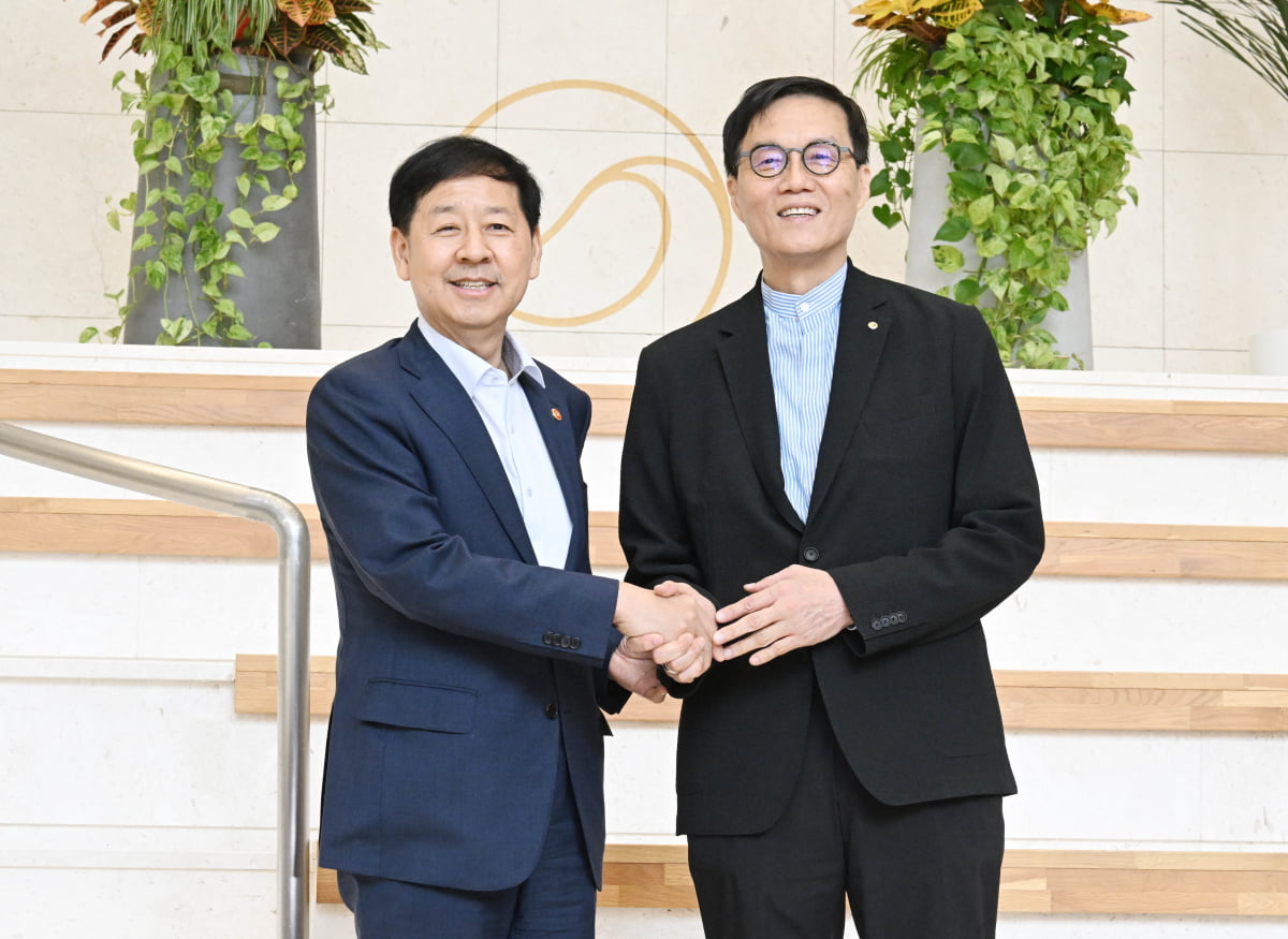 구윤철 부총리 겸 기획재정부 장관(왼쪽)이 7일 서울 남대문로 한국은행을 방문해 이창용 한은 총재와 면담했다. 기획재정부 제공.