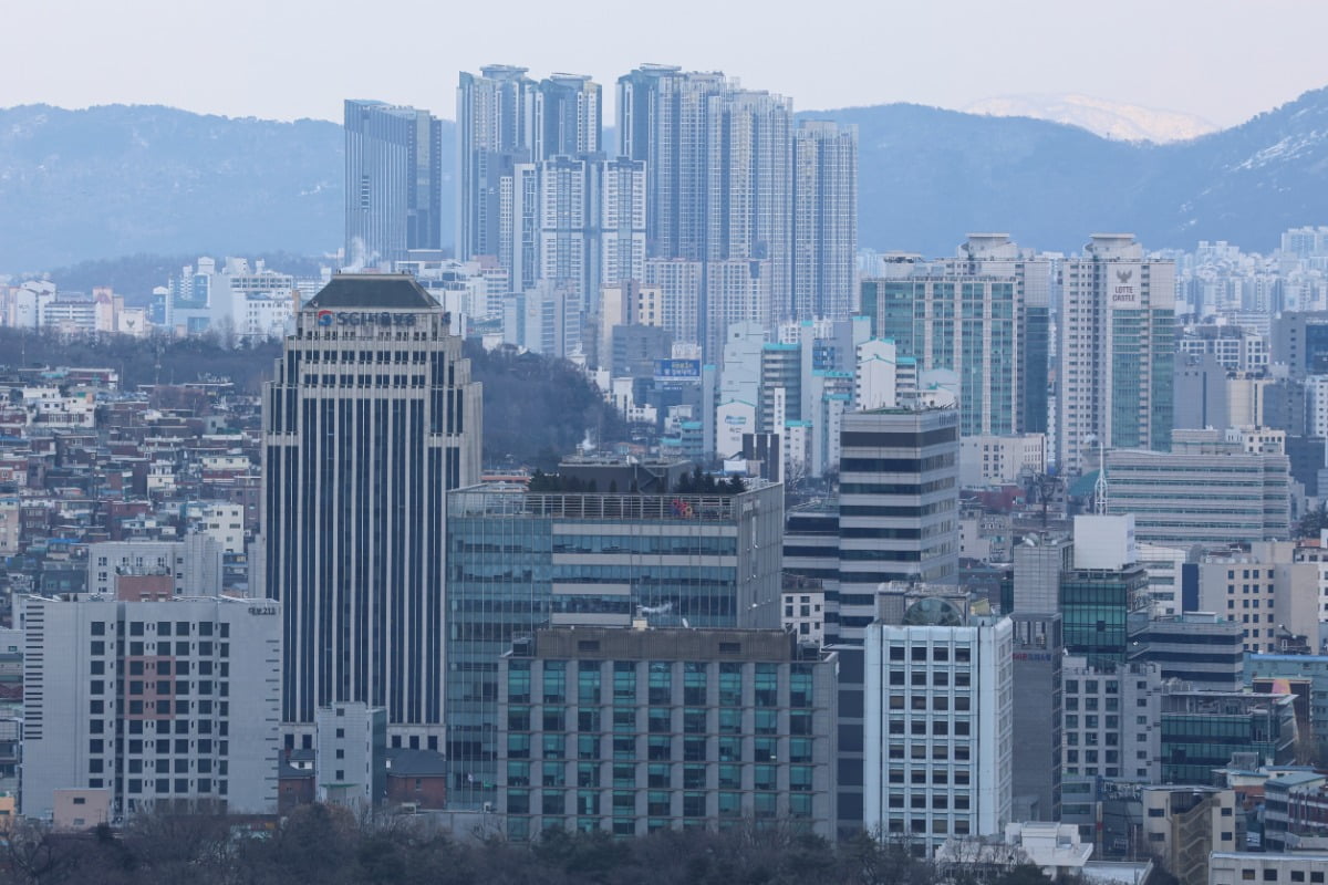 7일 서울 종로구 한 건물에서 바라본 서울시내 아파트./사진=임형택기자