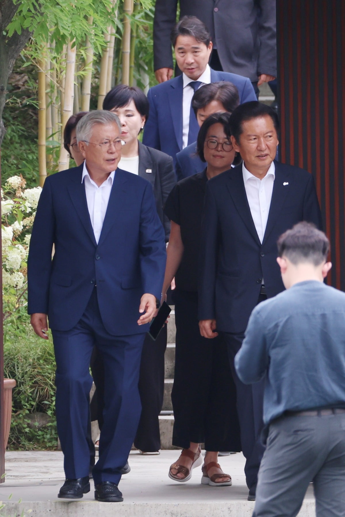 문재인 전 대통령(왼쪽)과 정청래 더불어민주당 대표가 7일 경남 양산 평산마을 문 전 대통령 사저에서 만남을 가진 뒤 걸어 나오고 있다. /사진=연합뉴스