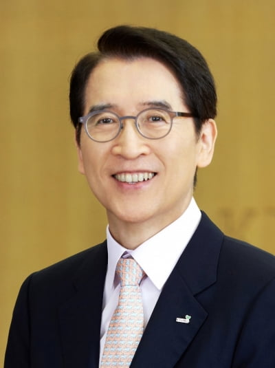 보험업계 과열 경쟁 우려한 신창재 "고객 중심으로 변하자"