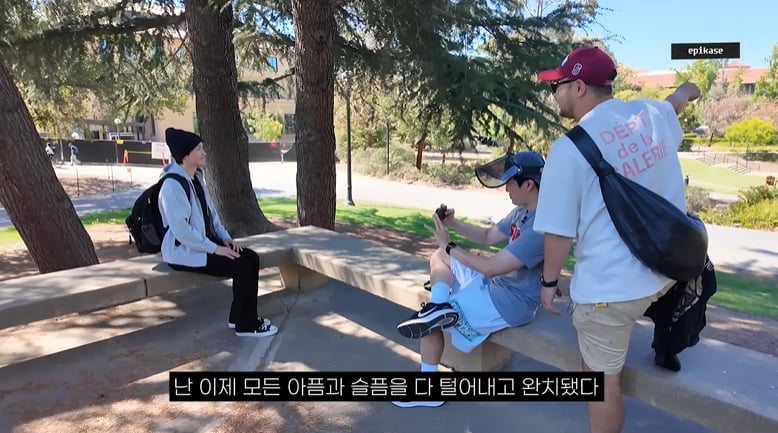 타블로, '타진요' 사건 완치…스탠퍼드 '크라잉트리' 앞에서 활짝