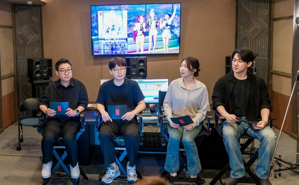 11일 픽셀로직코리아 녹음실에서 김민수 픽셀로직코리아 디렉터, 김형석 픽셀로직코리아 PD, 신나리 성우, 민승우 성우가 토크 세션에서 케이팝데몬헌터스 제작 비하인드를 설명하고 있다. 사진=넷플릭스