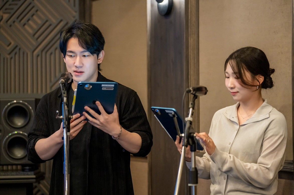 11일 픽셀로직코리아 녹음실에서 '케이팝 데몬 헌터스'의 루미와 진우를 연기한 신나리, 민승우 성우가 더빙 시연을 하고 있다. 사진=넷플릭스