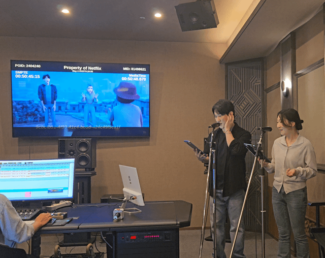 11일 픽셀로직코리아 녹음실에서 '케이팝 데몬 헌터스'의 루미와 진우를 연기한 신나리, 민승우 성우가 더빙 시연을 하고 있다. 영상=박수빈 기자 