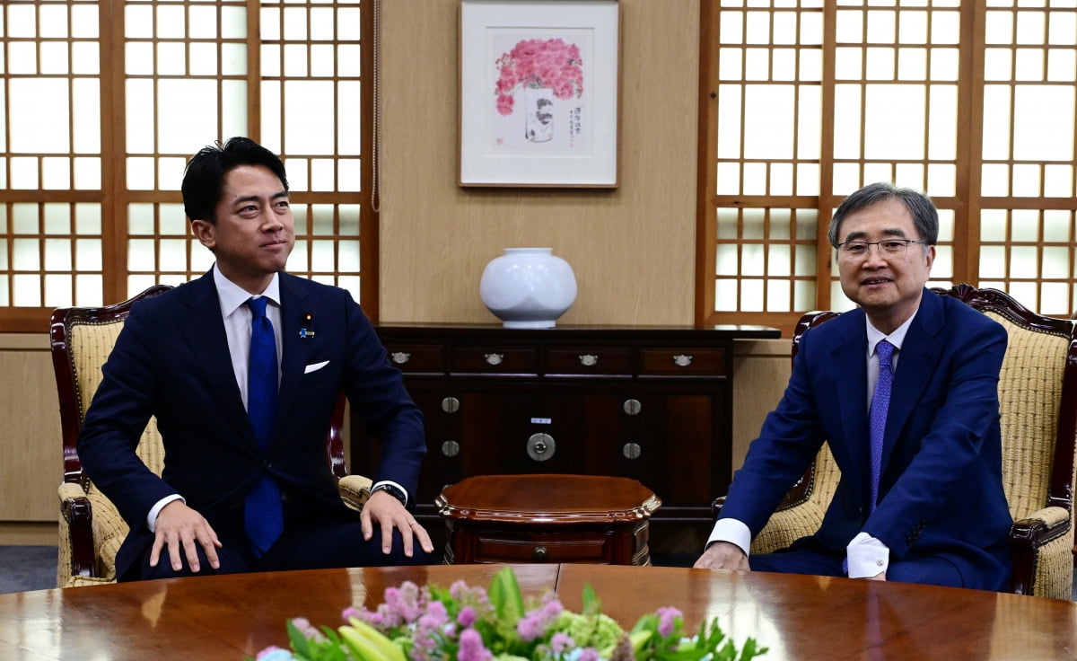 조현 외교부 장관이 11일 오후 서울 종로구 외교부에서 고이즈미 신지로 일 농림수산상과 면담을 앞두고 자리에 앉아 있다.   최혁 기자
