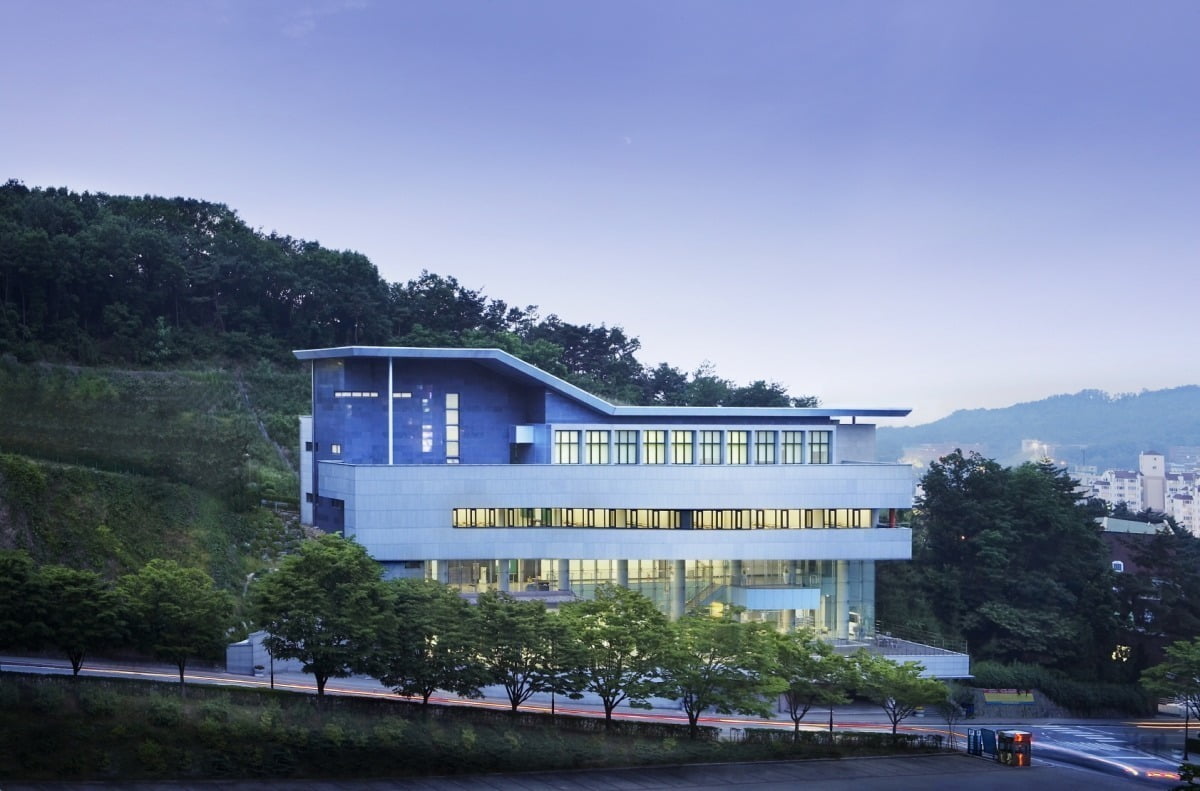 호서대 경영대학은 ‘실전형 인재 양성’  교육 과정을 운영한다. 사진은 천안캠퍼스 종합정보관. 호서대 제공