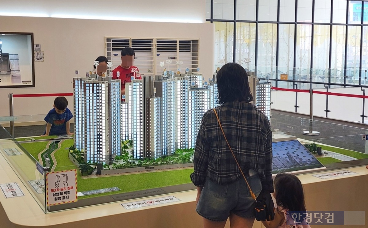 LH 주택전시관에서 방문객들이 과천주암C2신혼희망타운 단지 모형을 보고 있다. 사진=오세성 한경닷컴 기자