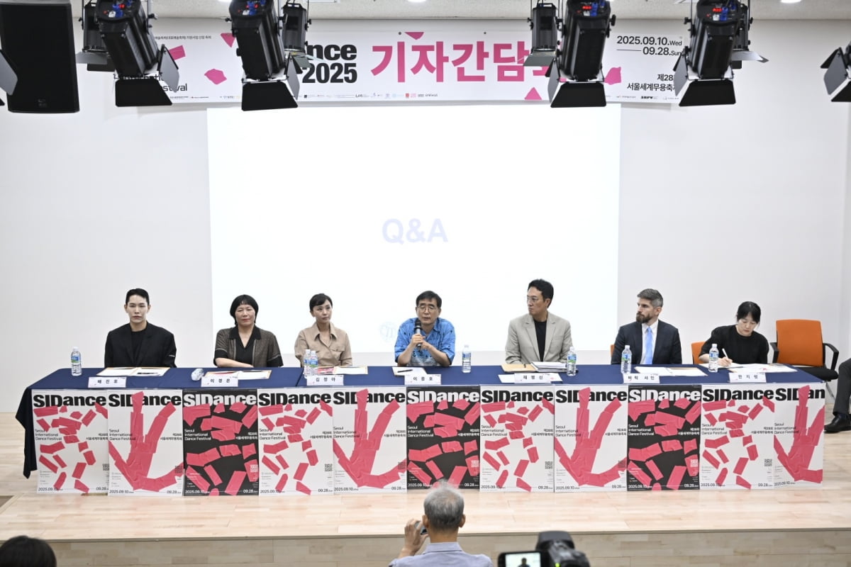 12일 오후 서울 종로구 교원투어에서 열린 28회 서울세계무용축제 기자간담회에서 이종호 예술감독(가운데)이 발언하고 있다./사진=서울세계무용축제
