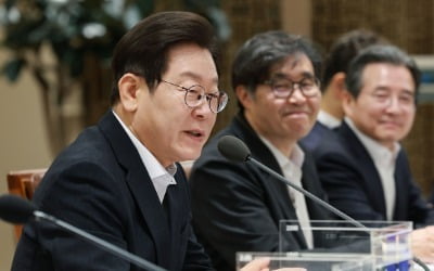 李대통령 "가을수확 위해 빌려서 씨 뿌려야…성장 둔화로 국가재정 취약"