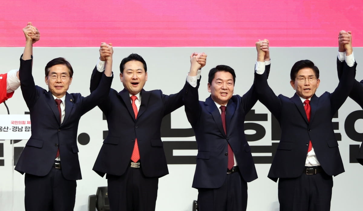 국민의힘 당 대표 후보들이 지난 12일 부산 해운대구 벡스코 오디토리움에서 열린 제6차 전당대회 부산·울산·경남 합동연설회가 끝난 뒤 무대에 올라 당원들에게 인사하고 있다. 왼쪽부터 조경태·장동혁·안철수·김문수 후보. 뉴스1