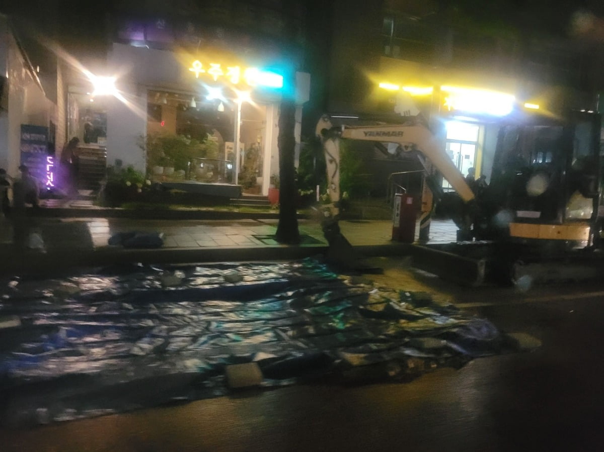 임시로 복구 작업 중인 서울 종로구 도로 파임(포트홀) 현장. /사진=연합뉴스 