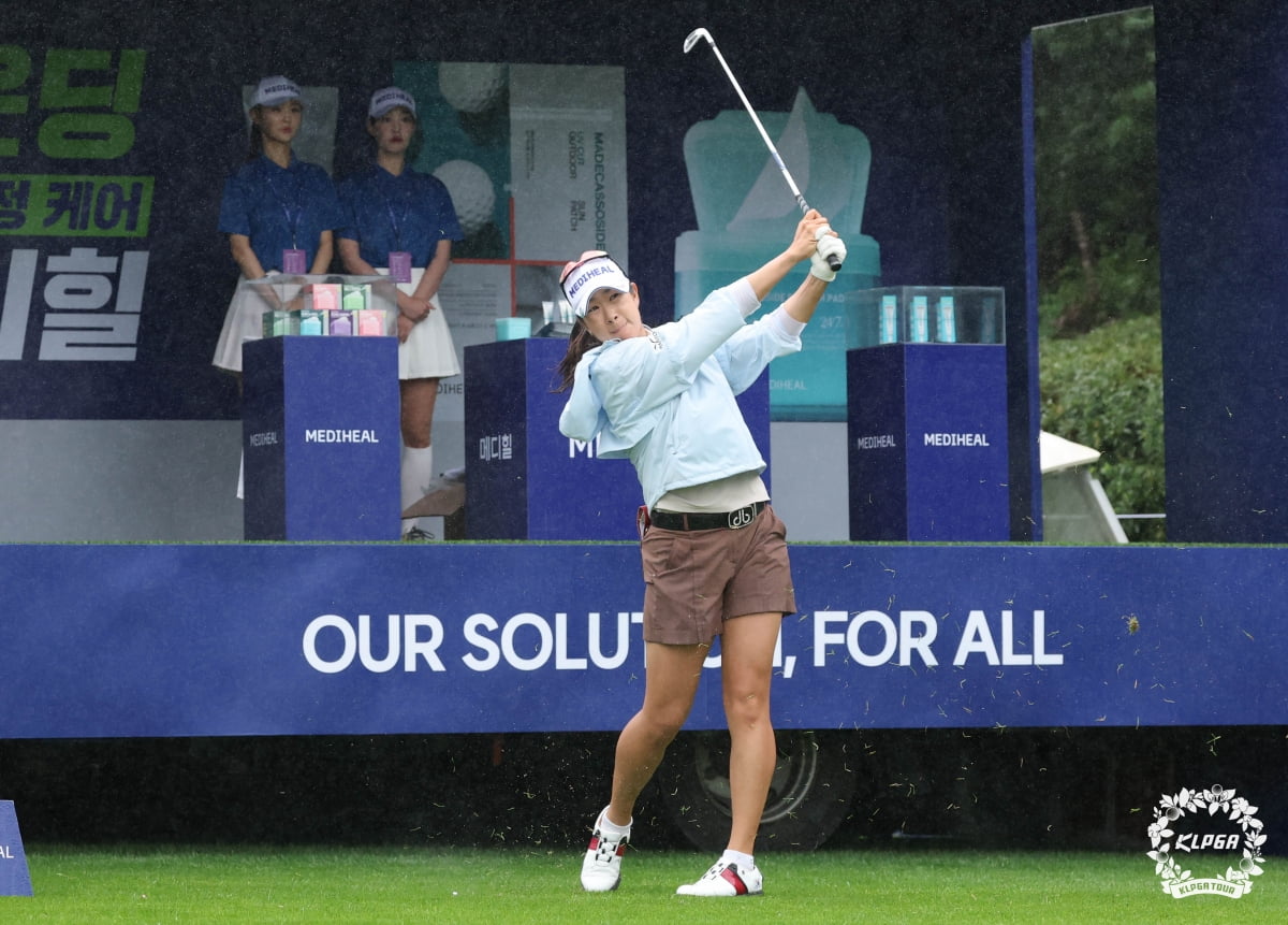 김아림이 14일 한국여자프로골프(KLPGA)투어 메디힐·한국일보 챔피언십 1라운드 15번홀에서 티샷을 하고 있다. KLPGA 제공